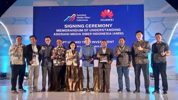 Penandatanganan MoU Disaksikan oleh Vice President Huawei Asia Pacific Public Affairs and Communications Jun Zhang, Vice President, Director of the Board, Business Environment, Huawei Indonesia James Sun, dan Ketua Umum AMSI Wenseslaus Manggut.