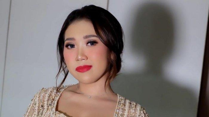 Potret Kiky Saputri. Komika berjuluk Queen of Roasting yang pilih bagi-bagi duit ke haters.