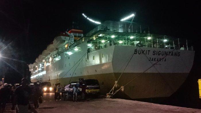 Kedatangan KM Bukit Siguntang di Kota Tarakan, Kalimantan Utara.