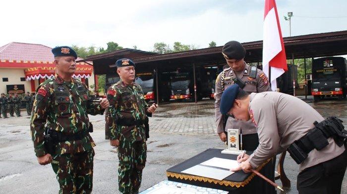 Kapolda Kaltara Irjen Pol Daniel Adityajaya pimpin serah terima duaja Brimob Polda Kaltara dari Kombes Pol Noor Hudaya (kiri) ke Kombes Pol Yohanes Jalung Siram (kanan) di Mako Satbrimob Polda Kaltara