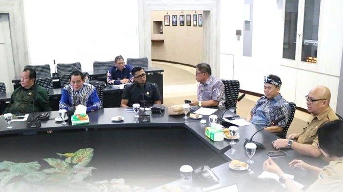 KUNJUNGAN KERJA - Pansus II DPRD Kaltara saat berada di Kantor Disparbud Jawa Barat belum lama ini.