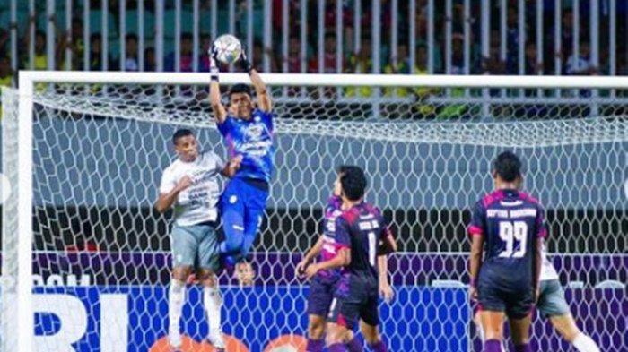 Laga PSM Makassar vs RANS Nusantara FC akan jadi laga reuni Hilman Syah (biru) dengan Juku Eja di BRI Liga 1