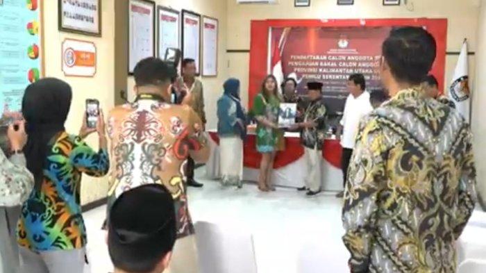 Bakal calon anggota DPD RI Larasati Moriska, menyerahkan berkas persyaratan di Kantor KPU Kaltara, Jumat (12/05/2023).