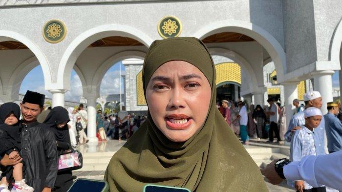 Bupati Nunukan Asmin Laura bersama keluarga melaksanakan Salat Idul Fitri di Masjid Hidayaturrahman Islamic Center Nunukan, Selasa (10/04/2024), pagi. TRIBUNKALTARA.COM/ Febrianus Felis.