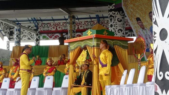 Lembaga Adat Bulungan Kabupaten Malinau menampilkan sejarah kesultanan Bulungan melalui Pentas Seni dab Budaya di Panggung Kesenian Malinau, Kalimantan Utara, Kamis (23/2/2023).