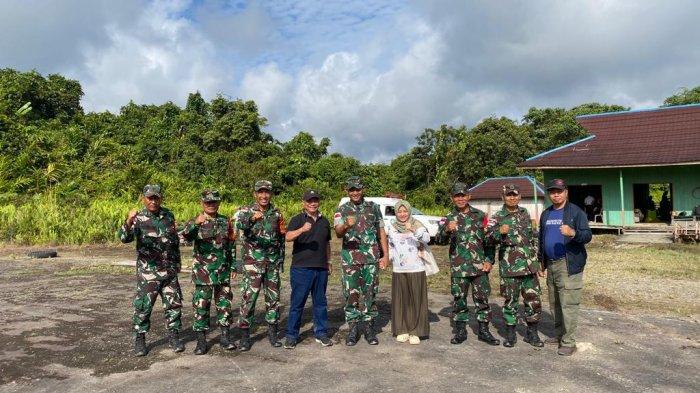 Taprof Bid. Ideologi Lemhannas RI, AM Putut Prabantoro (ketiga dari kiri), Dandim 0910 / Malinau Letkol Inf. Alisun dan isteri (keempat dan kelima dari kiri) berfoto bersama serta anggota BABINSA di depan bandara yang sangat sederhana di Mahak, Sungai Boh, Malinau, Kaltara.