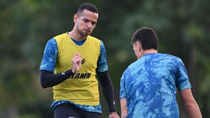 LEO LELIS eks Persebaya Surabaya pisah dengan Borneo FC di Liga 1. Update Borneo FC hari ini jelang dibukanya bursa transfer Liga 1 2024/2025, dimana klub berjuluk Pesuy Etam itu ditinggal oleh Silverio, eks PSM Makassar hingga eks Persebaya Surabaya.