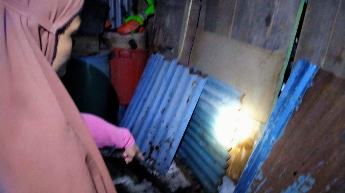 Pemilik kios yang nyaris terbakar, Saidah atau akrab disapa Mama Dewi menunjukkan lokasi kebakaran kepada sejumlah wartawan di Tarakan, Rabu (6/9/2023).