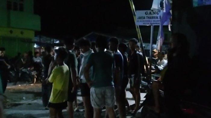 Kondisi di lokasi TKP dipadati warga usai pemadaman api.