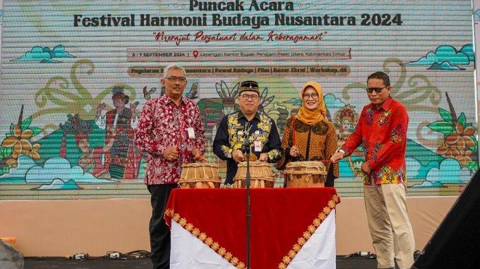 Deputi Kemenko PMK Woro Srihastuti Sulistyaningrum resmi membuka Puncak Festival Harmoni Budaya Nusantara 2024 di Taman Penyembolun depan Kantor Bupati Penajam Paser Utara (PPU).
