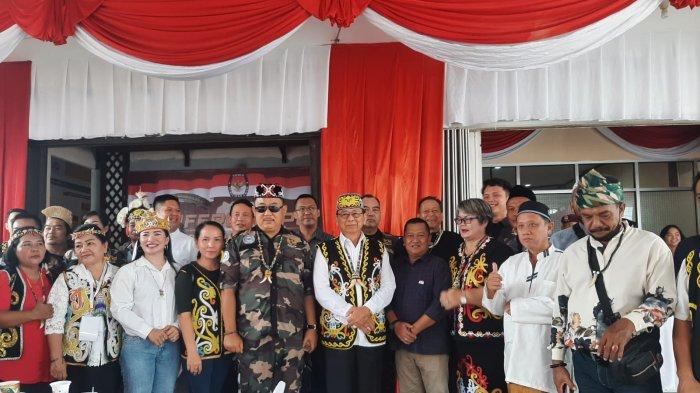 Calon anggota DPD RI Marthin Billa bersama pendukung berfoto dengan Ketua KPU Kaltara, usai penyerahan berkas pendaftaran