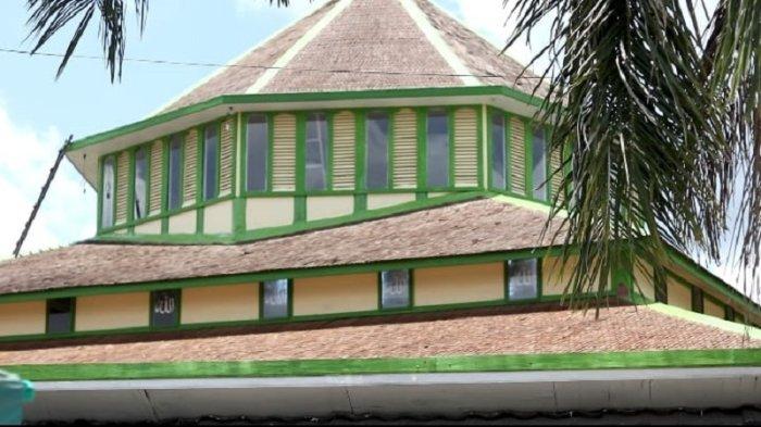 Meski berusia lebih dari satu abad, Masjid Jami Adji Amir Hasanudin masih kokoh berdiri, konon desian masjid ini dirancang oleh orang kepercayaan Sultan.