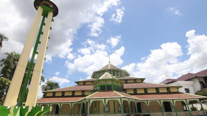 Masjid Jami Adji Amir Hasanudin atau yang dulu dikenal dengan Masjid Sultan dikunjungi Tribun Kaltim akhir Februari 2024 kemarin. Masjid yang sudah berusia lebih dari satu abad ini menjadi saksi perjalanan syiar islam di Kutai Kartanegara.
