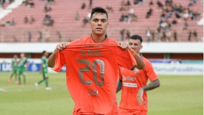 Matheus Pato sepakat dengan manajemen Borneo FC memperpanjang durasi kontrak selama dua tahun yakni sampai 2025, ini bocoran soal nilai kontrak.