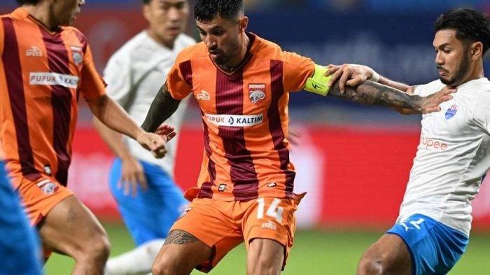 Aksi penyerang Borneo FC, Leonardo Andriel Da Silva (Leo Gaucho) mengontrol bola dihadapan pemain Lion City Sailors pada pertandingan Asean Club Championship Shopee Cup di Stadion Batakan Balikpapan, Kalimantan Timur, Kamis (22/8/2024). (HO/BORNEOFC)