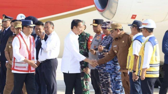Pj Bupati PPU Muhammad Zainal Arifin hadir menyambut kedatangan Presiden Jokowi yang melakukan pendaratan perdana menggunakan pesawat kepresidenan di Bandara IKN. (HO/PROKOPIM)