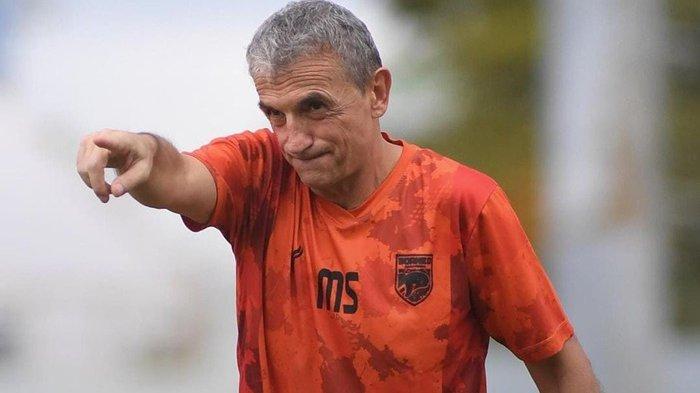 FOTO Milomir Seslija saat memimpin latihan Borneo FC jelang menjamu PSM Makassar. Kabar terbaru, Milomir Seslija eks pelatih PSM Makassar dan Arema FC di Liga 1 itu didepak oleh Persis Solo.