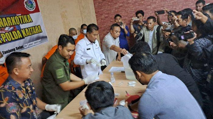 Pemusnahan barang bukti sabu di ruang pers Dit Reskoba Polda Kaltara disaksikan sejumlah pejabat Polda Kaltara, perwakilan dari Kejaksaan dan Pengadilan Tinggi Kaltara, termasuk tersangka, Kamis (20/07/2023). (Tribunkaltara.com/edy nugroho)