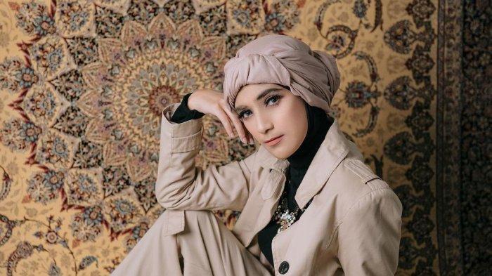 Nadya Mustika Rahayu pacaran dengan Iqbal Rosadi yang tak lain adalah ipar Larissa Chou.