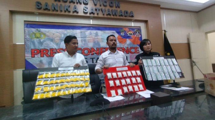 Kapolres Tarakan AKBP Ronaldo Maradona TPP Siregar melalui Kasat Resnarkoba, Iptu Gian Evla Tama menyampaikan rilis penemuan ribuan butir pil jenis narkotika berupa Paracetamol Cafein dan Carisoprodol (PCC), pil Hexymer serta ratusan butir pil Tramadol di Mapolres Tarakan, Senin (15/1/2024) siang.