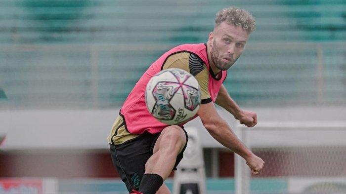 AKSI Ze Valente di sela official training Persebaya Surabaya.