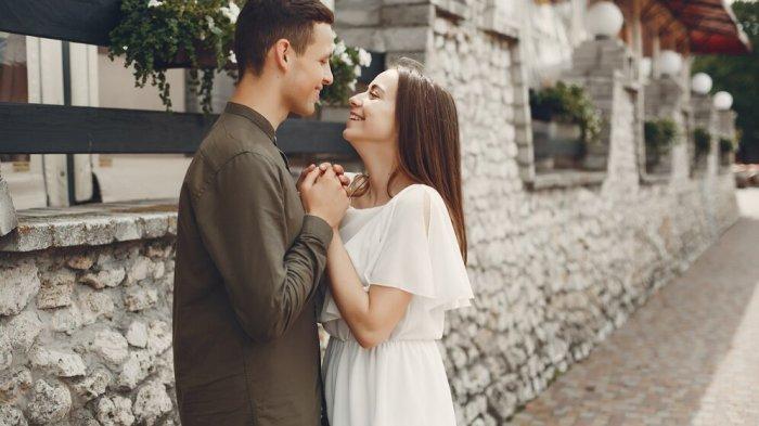 Lihat kumpulan pantun gombal untuk pasangan berikut, dijamin bikin hubungan makin langgeng, kirimkan ke pacar dalam rangka National Boyfriend Day.