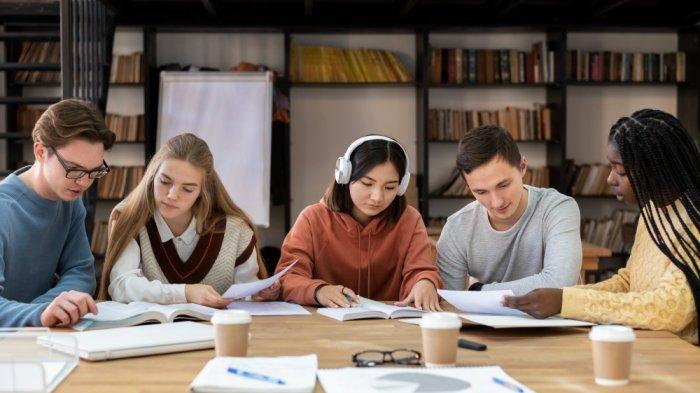 PANTUN NASIHAT UNTUK ANAK - Potret siswa belajar bersama dari Freepik.com. Baca kumpulan pantun nasihat jangan malas belajar berikut, motivasi bagi para siswa untuk berjuang meraih cita-cita di masa depan.