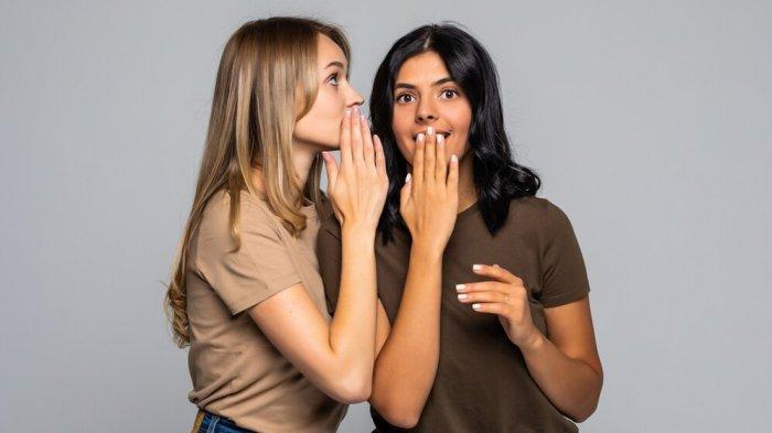 PANTUN SINDIR TEMAN - Potret wanita berbisik dari Freepik.com. Kumpulan pantun sindiran buat Teman toxic, cara ampuh biar sadar diri.
