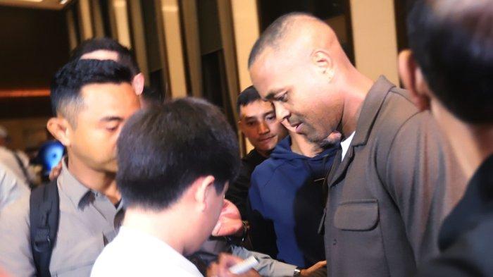 Pelatih baru Timnas Indonesia Patrick Kluivert saat tiba di Hotel Fairmont, Jakarta Selatan, Sabtu (11/1/2025). Patrick Kluivert tiba bersama asistennya pada pukul 20.09 WIB disambut oleh Sekjen PSSI Yunus Nusi dan Exco PSSI Arya Sinulingga.