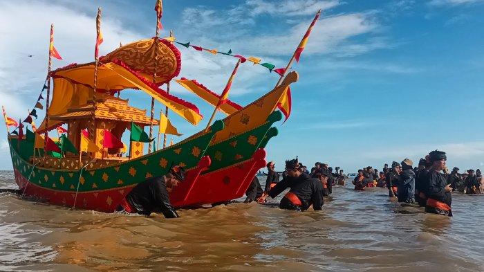 Pelaksanaan Iraw Tengkayu di Kawasan Ratu Intan Pantai Amal di Kota Tarakan