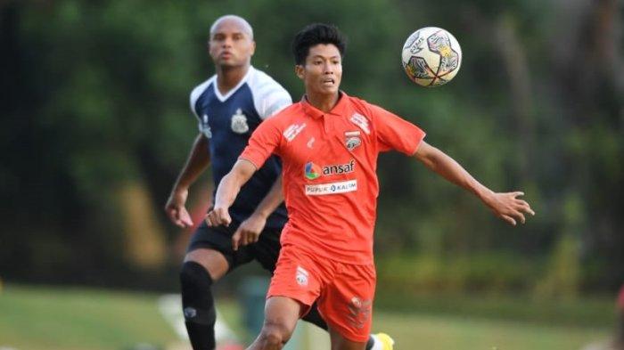 Pemain anyar Borneo FC, Win Naing Tun saat berduel dengan salah satu pemain Bhayangkara FC.