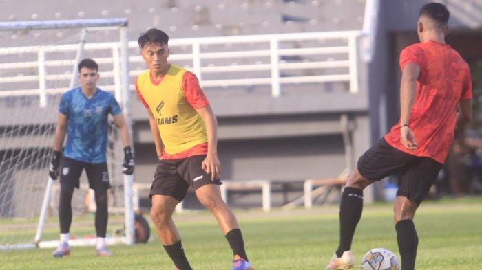 Bek kanan Borneo FC Samarinda pinjaman dari Arema FC,Rizky Dwi Febrianto (kedua dari kiri)saat latihan perdana bersama tim Pesut Etam di Stadion Segiri, Samarinda, Kalimantan Timur, Rabu(17/5/2023). TribunKaltim.co/Nevrianto Hardi Prasetyo.