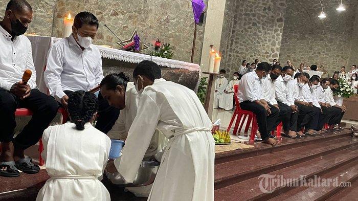 Pastor Antonius Barus OFMConv membasuh kaki 12 umat Katolik di depan Altar, yang sebelumnya orangnya sudah ditentukan, Kamis (14/04/2022), malam.