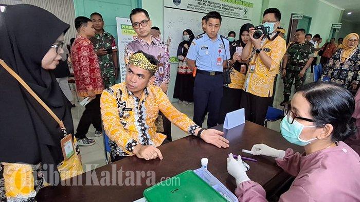 LAUNCHING KESEHATAN GRATIS - Pj Wali Kota Tarakan, Dr Bustan bersama Dandim 0907 Tarakan didampingi unsur forkopimda dan jajaran kepala OPD saat melaksanakan launching pemeriksaan kesehatan gratis di Puskesmas Karang Rejo, Tarakan, Kalimantan Utara, Kamis (14/2/2025).