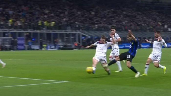 Momen gelandang Genoa Morten Frendrup menghalau Nicolo Barella di kotak terlarang, berujung hadiah penalti untuk Inter Milan, pada giornata 27 Liga Italia Serie A, di Stadion Giuseppe Meazza, Selasa (5/3/2024).