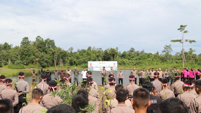 Acara penanaman pohon serentak di Hutan Kota Bulungan hari ini dipimpin langsung Kapolda Kaltara Irjen Pol Daniel Adityajaya