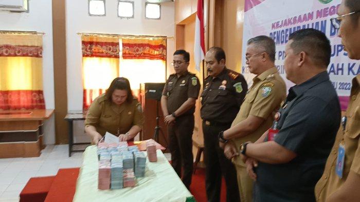 Pengembalian uang pengganti kasus Korupsi Lansekap Arena Intimung tahap 2 daei Kejari Malinau kepada Pemkab Malinau di Kantor Kejaksaan Negeri Malinau, Kalimantan Utara, Selasa (18/7/2023).