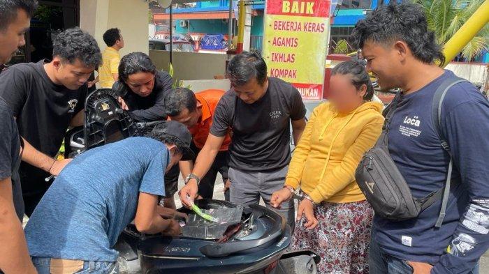 Kasat Resnarkoba Polres Nunukan, Iptu Sony Dwi Hermawan (kaos hitam samping kiri tersangka) saat melakukan penggeledahan barang bukti sabu dari sepeda motor milik tersangka Jm (39), di halaman Polsek Nunukan, Jumat (14/07/2023), siang.
