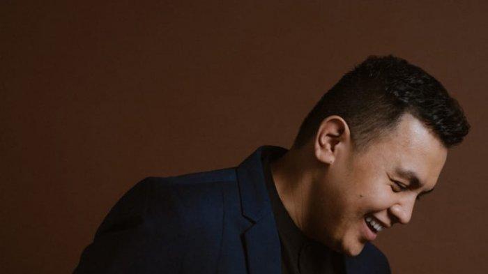 TULUS - Penyanyi Tulus.