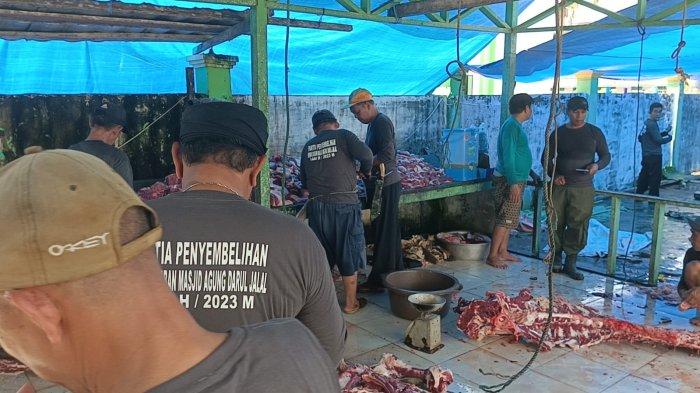 Panitia kurban Masjid Agung Malinau mengerjakan daging kurban untuk distribusikan kepada 650 penerima di Malinau, Kalimantan Utara, beberapa hari lalu.