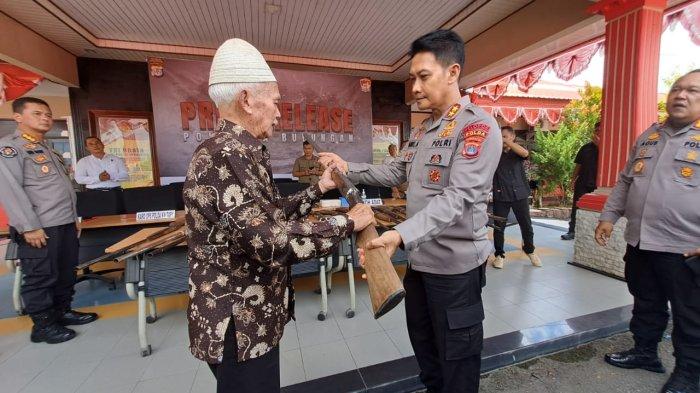Penyerahan senpi rakitan secara sukarela dari warga, yang diterima langsung oleh Kapolda Kaltara di Mapolresta Bulungan, Senin (31/07/2023).