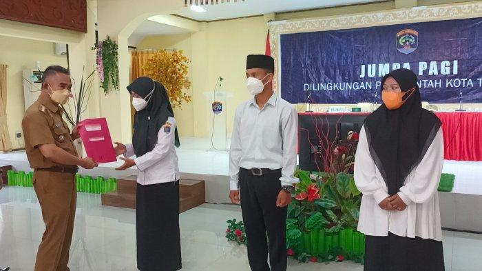 Penyerahan SK PPPK (Pegawai Pemerintah dengan Perjanjian Kerja) di Gedung Serbaguna Pemkot Tarakan tahun 2022.
