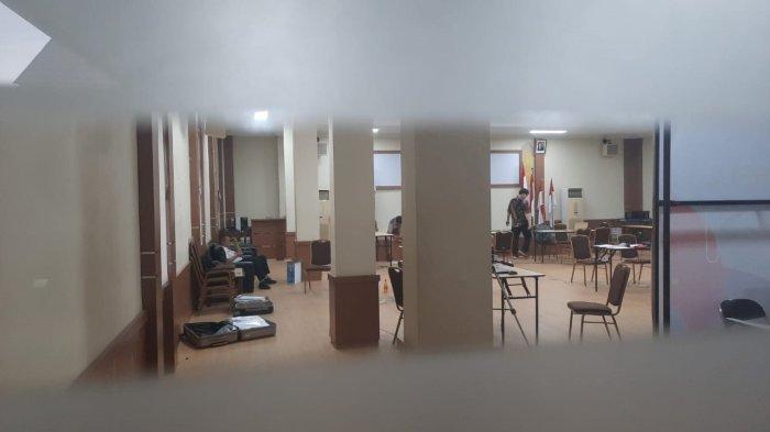 Penyidik KPK saat memeriksa saksi terkait kasus izin usaha pertambangan (IUP) di lantai dua Ruang Maratua, Kantor Badan Pengawasan Keuangan dan Pembangunan (BPKP) di Samarinda, Senin (30/9).