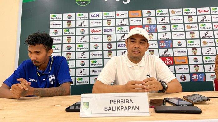 Pelatih Persiba, Nil Maizar dan pemain Persiba, Gideon Marshell Huwae (kiri). Persiba Balikpapan mengalami kekalahan kedua beruntun. HO PERSIBA BALIKPAPAN