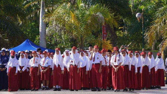 Perwakilan siswa SD yang mengikuti upacara dalam rangka Hardiknas di halaman Kantor Bupati Perwakilan siswa SD yang mengikuti upacara dalam rangka Hardiknas, Selasa (02/05/2023), pagi.