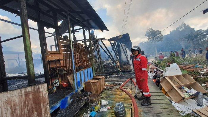 Petugas pemadam kebakaran berupaya padamkan api di lokasi kebakaran di Bulungan.