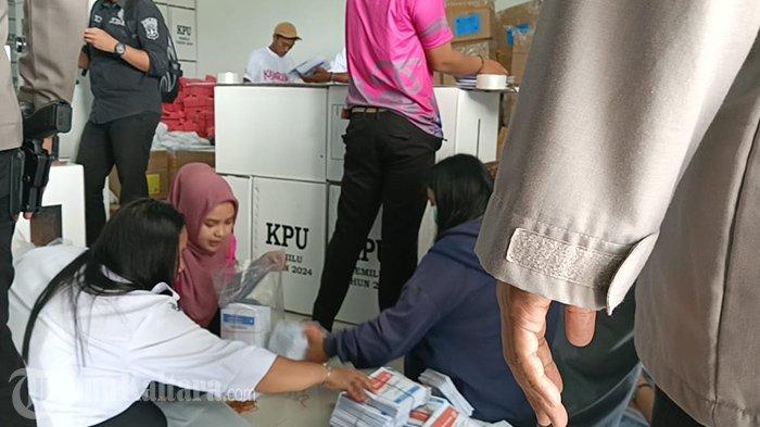 Aktivitas sortir lipat surat suara Pemilu 2024 KPU Malinau, Kalimantan Utara. (TribunKaltara.com/Mohamad Supri)