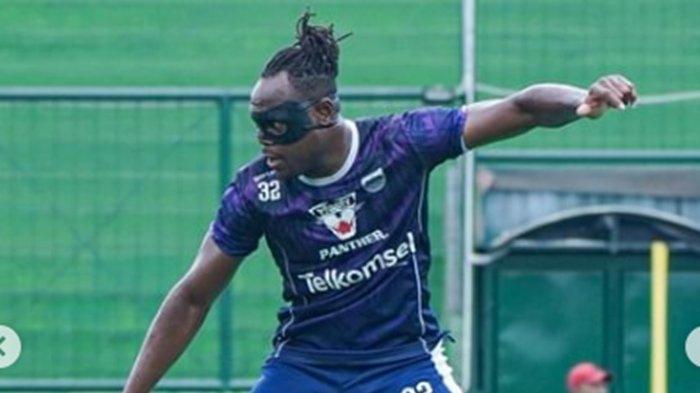 TINGGALKAN PERSIB - Eks pilar senior Persib Bandung Victor Igbonefo. Kini Victor Igbonefo juga meninggalkan Persib di bursa transfer Liga 1.