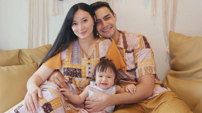 Potret keluarga pasangan selebritas Jonas Rivanno dan Asmirandah