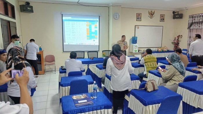Ketua Panitia PPDB H Sudarsono melakukan pemantauan proses PPDB di SMA N 1 Tarakan.